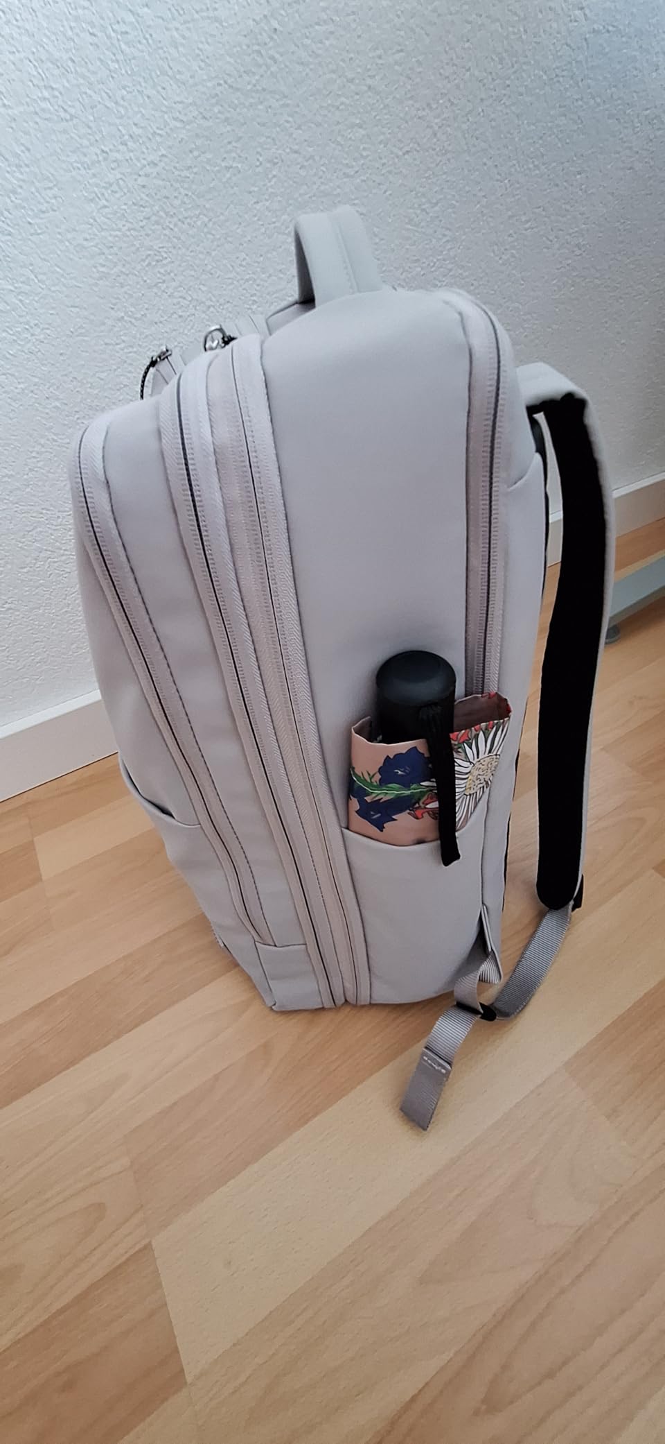 Cabe bajo el asiento siempre